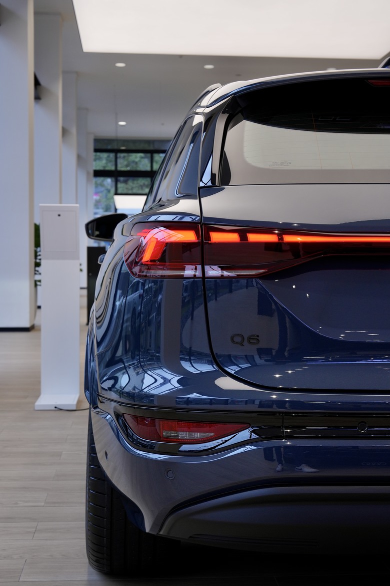 實車分享｜全新上市 𝐀𝐮𝐝𝐢 𝐐𝟔 𝐞-𝐭𝐫𝐨𝐧｜正式進駐