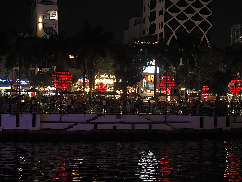 峴港市區 峴港大教堂、峴港博物館、漢市場、SOAN HA換匯、BANH MI越南法國麵包(午餐)、Banh Xeo Ba Tuyet (晚餐) 、SPA和按摩、My Xuan Cruise 遊輪夜遊峴港瀚江、龍橋噴火與山茶夜市、GO! Đà Nẵng量販店 — 2025年越南峴港、會安、美山、順化、巴拿山太陽世界六日歷史文化及遊樂園之旅 第七回
