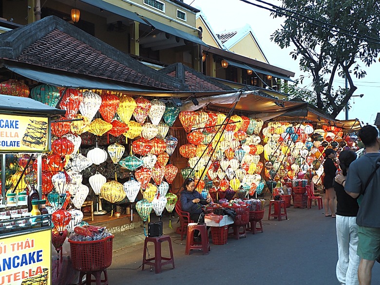 會安古鎮 (來遠橋、Faifo Coffee、華人會館群)、會安夜市、在地美食HOME Hoi An 餐廳、秋盆河乘船放水燈 — 2025年越南峴港、會安、美山、順化、巴拿山 — 聯合國世界文化遺產及遊樂園之六日悠遊 第一回
