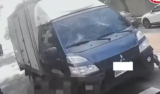 (高雄)機車停等紅燈。為什麼她沒事❓後方貨車嚕上去‼️‼️