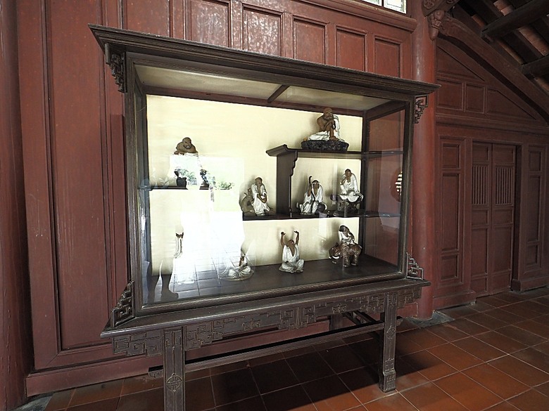順化皇城(Kinh thành Huế)、啟定皇陵(Lăng Khải Định)、靈姥寺(天姥寺) (Chùa Thiên Mụ)、線香民俗文化村(Incense Village)、皇帝宮廷宴，附掛峴港 AU LAC BEACH海鮮餐廳 — 2025年越南峴港、會安、美山、順化、巴拿山太陽世界六日歷史文化及遊樂園之旅 第五回