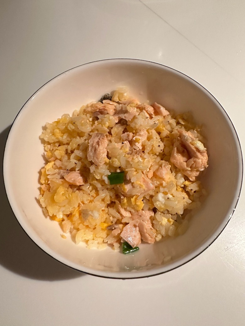 家常炒飯大升級！鮭魚炒飯簡單做也超好吃