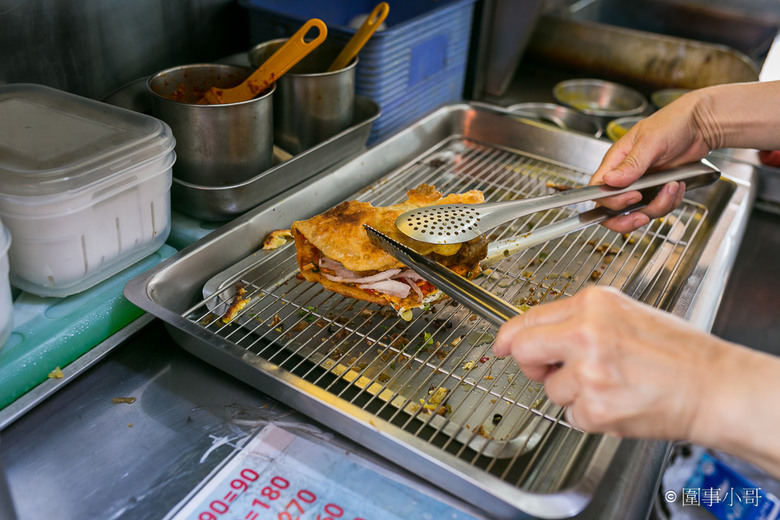 宜蘭羅東交流道美食小吃-林場三星蔥炸蛋蔥油餅還可以包香腸包雞腿捲？單面煎炸獨特手法讓蔥油餅外酥內Q口感100分！羅東五結美食大推薦