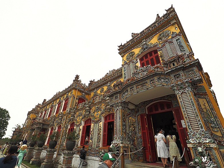 順化皇城(Kinh thành Huế)、啟定皇陵(Lăng Khải Định)、靈姥寺(天姥寺) (Chùa Thiên Mụ)、線香民俗文化村(Incense Village)、皇帝宮廷宴,附掛峴港 AU LAC BEACH海鮮餐廳 — 2025年越南峴港、會安、美山、順化、巴拿山太陽世界六日歷史文化及遊樂園之旅 第五回
