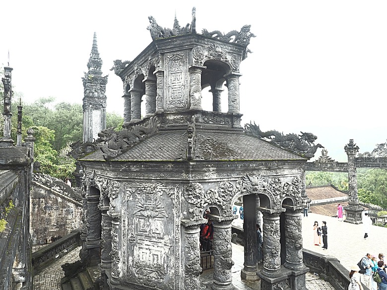 順化皇城(Kinh thành Huế)、啟定皇陵(Lăng Khải Định)、靈姥寺(天姥寺) (Chùa Thiên Mụ)、線香民俗文化村(Incense Village)、皇帝宮廷宴,附掛峴港 AU LAC BEACH海鮮餐廳 — 2025年越南峴港、會安、美山、順化、巴拿山太陽世界六日歷史文化及遊樂園之旅 第五回