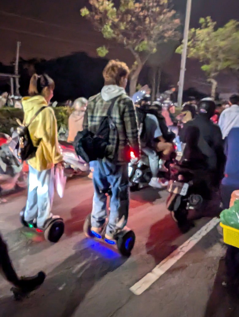 點我看大圖 2025 繞境大白 大甲媽繞境 一起追女神 熱血熬夜12小時