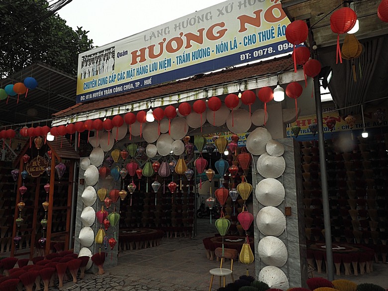 順化皇城(Kinh thành Huế)、啟定皇陵(Lăng Khải Định)、靈姥寺(天姥寺) (Chùa Thiên Mụ)、線香民俗文化村(Incense Village)、皇帝宮廷宴,附掛峴港 AU LAC BEACH海鮮餐廳 — 2025年越南峴港、會安、美山、順化、巴拿山太陽世界六日歷史文化及遊樂園之旅 第五回