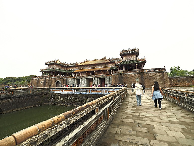 順化皇城(Kinh thành Huế)、啟定皇陵(Lăng Khải Định)、靈姥寺(天姥寺) (Chùa Thiên Mụ)、線香民俗文化村(Incense Village)、皇帝宮廷宴,附掛峴港 AU LAC BEACH海鮮餐廳 — 2025年越南峴港、會安、美山、順化、巴拿山太陽世界六日歷史文化及遊樂園之旅 第五回