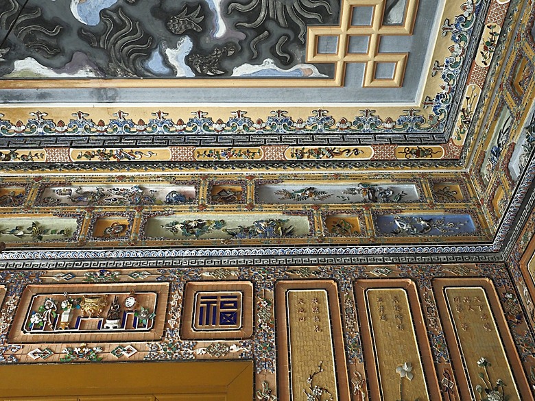 順化皇城(Kinh thành Huế)、啟定皇陵(Lăng Khải Định)、靈姥寺(天姥寺) (Chùa Thiên Mụ)、線香民俗文化村(Incense Village)、皇帝宮廷宴,附掛峴港 AU LAC BEACH海鮮餐廳 — 2025年越南峴港、會安、美山、順化、巴拿山太陽世界六日歷史文化及遊樂園之旅 第五回