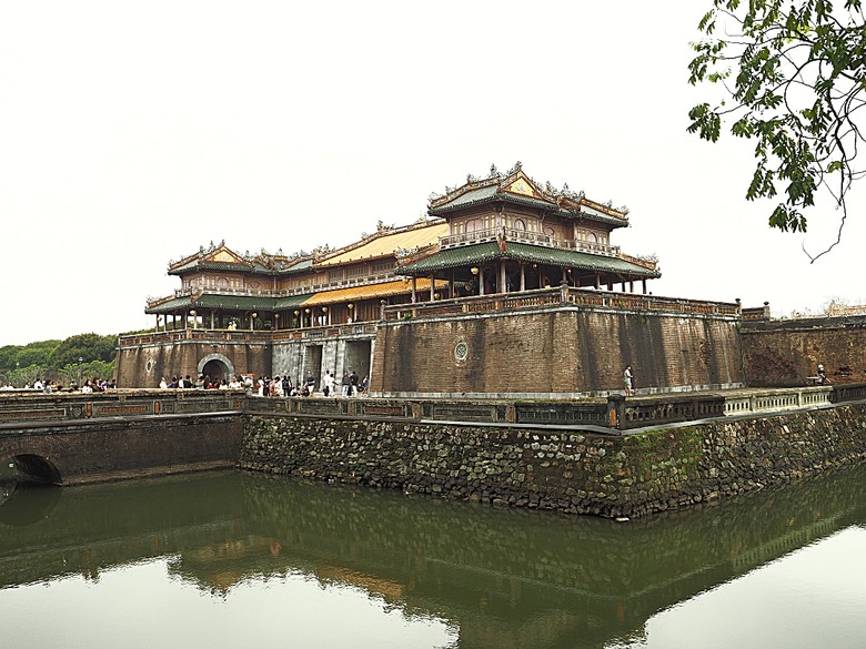 順化皇城(Kinh thành Huế)、啟定皇陵(Lăng Khải Định)、靈姥寺(天姥寺) (Chùa Thiên Mụ)、線香民俗文化村(Incense Village)、皇帝宮廷宴，附掛峴港 AU LAC BEACH海鮮餐廳 — 2025年越南峴港、會安、美山、順化、巴拿山太陽世界六日歷史文化及遊樂園之旅 第五回