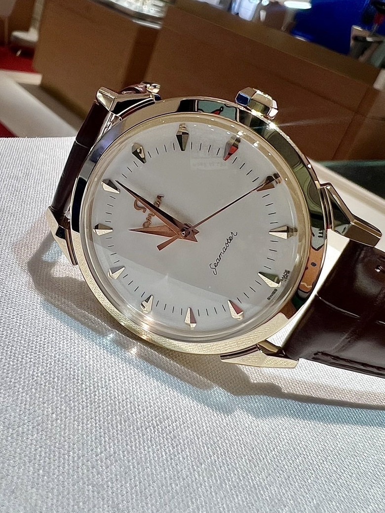 開箱分享 銀灰不鏽鋼面盤Seamaster 300海馬，醜帥的代表