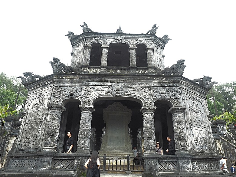 順化皇城(Kinh thành Huế)、啟定皇陵(Lăng Khải Định)、靈姥寺(天姥寺) (Chùa Thiên Mụ)、線香民俗文化村(Incense Village)、皇帝宮廷宴,附掛峴港 AU LAC BEACH海鮮餐廳 — 2025年越南峴港、會安、美山、順化、巴拿山太陽世界六日歷史文化及遊樂園之旅 第五回