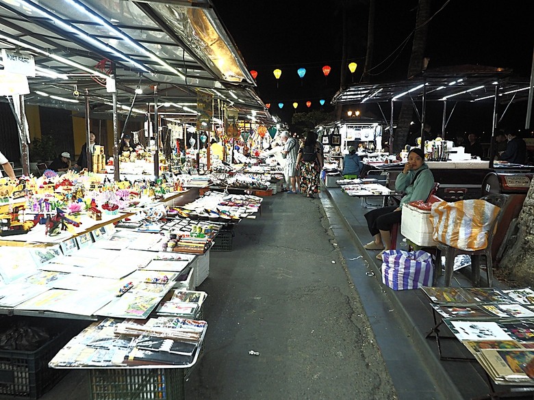 會安古鎮 (來遠橋、Faifo Coffee、華人會館群)、會安夜市、在地美食HOME Hoi An 餐廳、秋盆河乘船放水燈 — 2025年越南峴港、會安、美山、順化、巴拿山 — 聯合國世界文化遺產及遊樂園之六日悠遊 第一回