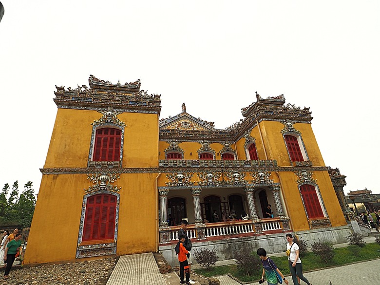 順化皇城(Kinh thành Huế)、啟定皇陵(Lăng Khải Định)、靈姥寺(天姥寺) (Chùa Thiên Mụ)、線香民俗文化村(Incense Village)、皇帝宮廷宴，附掛峴港 AU LAC BEACH海鮮餐廳 — 2025年越南峴港、會安、美山、順化、巴拿山太陽世界六日歷史文化及遊樂園之旅 第五回