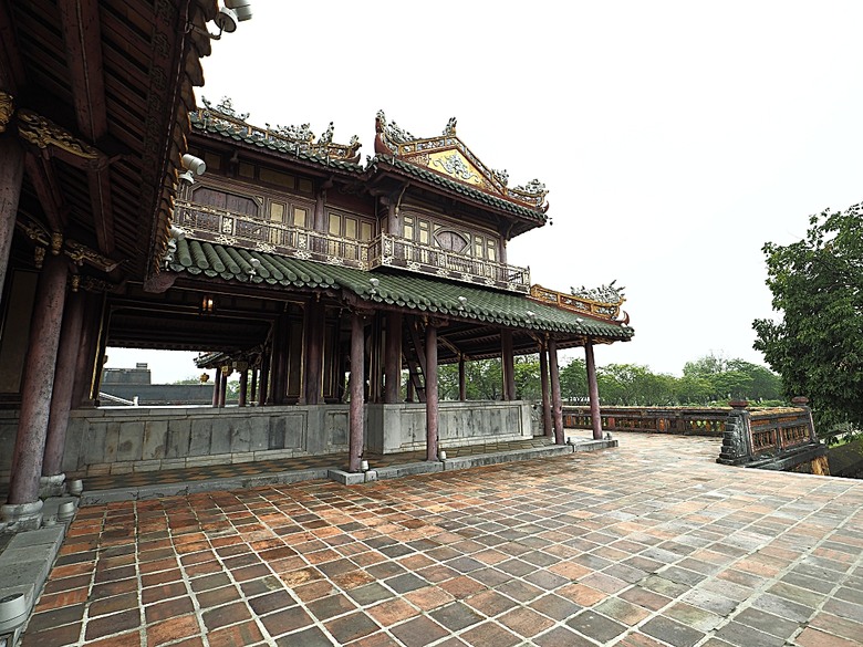 順化皇城(Kinh thành Huế)、啟定皇陵(Lăng Khải Định)、靈姥寺(天姥寺) (Chùa Thiên Mụ)、線香民俗文化村(Incense Village)、皇帝宮廷宴，附掛峴港 AU LAC BEACH海鮮餐廳 — 2025年越南峴港、會安、美山、順化、巴拿山太陽世界六日歷史文化及遊樂園之旅 第五回