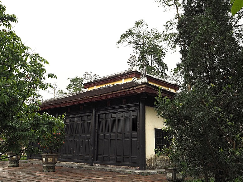 順化皇城(Kinh thành Huế)、啟定皇陵(Lăng Khải Định)、靈姥寺(天姥寺) (Chùa Thiên Mụ)、線香民俗文化村(Incense Village)、皇帝宮廷宴,附掛峴港 AU LAC BEACH海鮮餐廳 — 2025年越南峴港、會安、美山、順化、巴拿山太陽世界六日歷史文化及遊樂園之旅 第五回