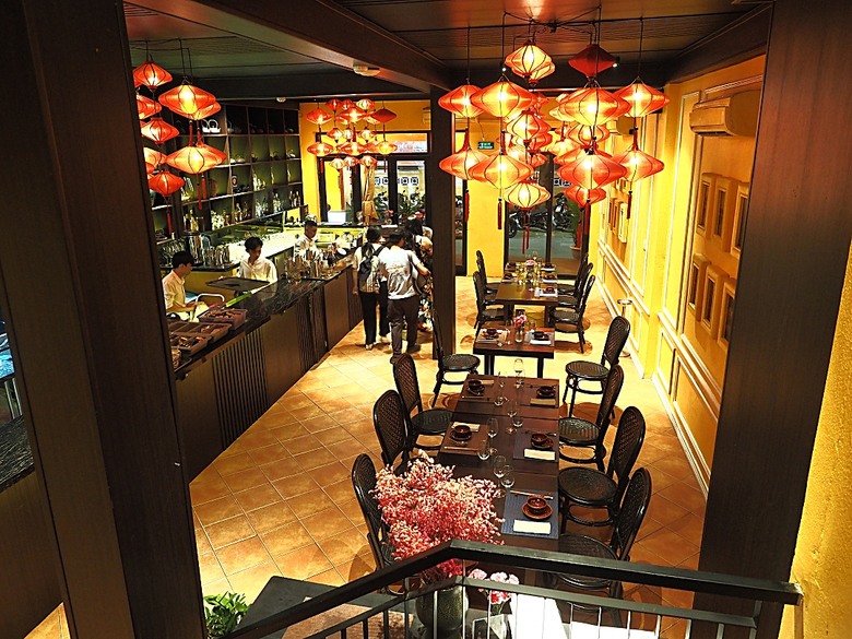 會安古鎮 (來遠橋、Faifo Coffee、華人會館群)、會安夜市、在地美食HOME Hoi An 餐廳、秋盆河乘船放水燈 — 2025年越南峴港、會安、美山、順化、巴拿山 — 聯合國世界文化遺產及遊樂園之六日悠遊 第一回