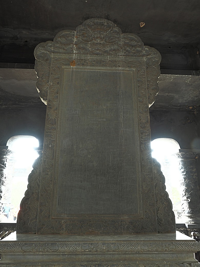 順化皇城(Kinh thành Huế)、啟定皇陵(Lăng Khải Định)、靈姥寺(天姥寺) (Chùa Thiên Mụ)、線香民俗文化村(Incense Village)、皇帝宮廷宴，附掛峴港 AU LAC BEACH海鮮餐廳 — 2025年越南峴港、會安、美山、順化、巴拿山太陽世界六日歷史文化及遊樂園之旅 第五回