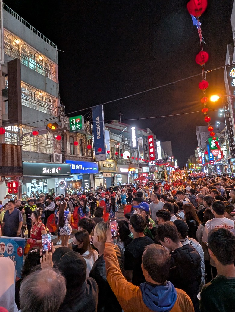 點我看大圖 2025 繞境大白 大甲媽繞境 一起追女神 熱血熬夜12小時