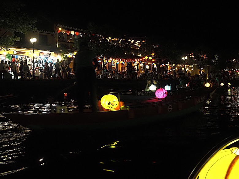 會安古鎮 (來遠橋、Faifo Coffee、華人會館群)、會安夜市、在地美食HOME Hoi An 餐廳、秋盆河乘船放水燈 — 2025年越南峴港、會安、美山、順化、巴拿山 — 聯合國世界文化遺產及遊樂園之六日悠遊 第一回