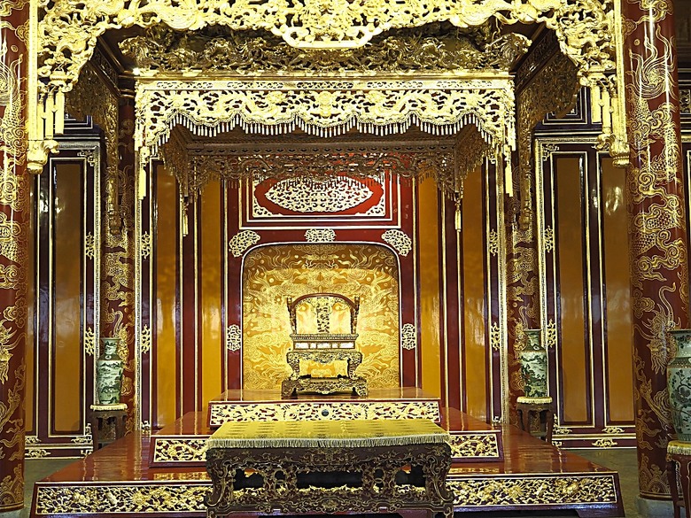 順化皇城(Kinh thành Huế)、啟定皇陵(Lăng Khải Định)、靈姥寺(天姥寺) (Chùa Thiên Mụ)、線香民俗文化村(Incense Village)、皇帝宮廷宴,附掛峴港 AU LAC BEACH海鮮餐廳 — 2025年越南峴港、會安、美山、順化、巴拿山太陽世界六日歷史文化及遊樂園之旅 第五回