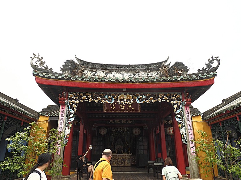 會安古鎮 (來遠橋、Faifo Coffee、華人會館群)、會安夜市、在地美食HOME Hoi An 餐廳、秋盆河乘船放水燈 — 2025年越南峴港、會安、美山、順化、巴拿山 — 聯合國世界文化遺產及遊樂園之六日悠遊 第一回