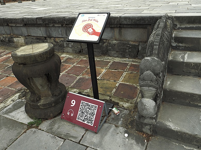 順化皇城(Kinh thành Huế)、啟定皇陵(Lăng Khải Định)、靈姥寺(天姥寺) (Chùa Thiên Mụ)、線香民俗文化村(Incense Village)、皇帝宮廷宴,附掛峴港 AU LAC BEACH海鮮餐廳 — 2025年越南峴港、會安、美山、順化、巴拿山太陽世界六日歷史文化及遊樂園之旅 第五回