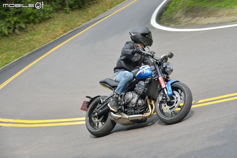 2025 年 Triumph Trident 660 試駕|三缸質與量的體現,迷人美麗的翹臀