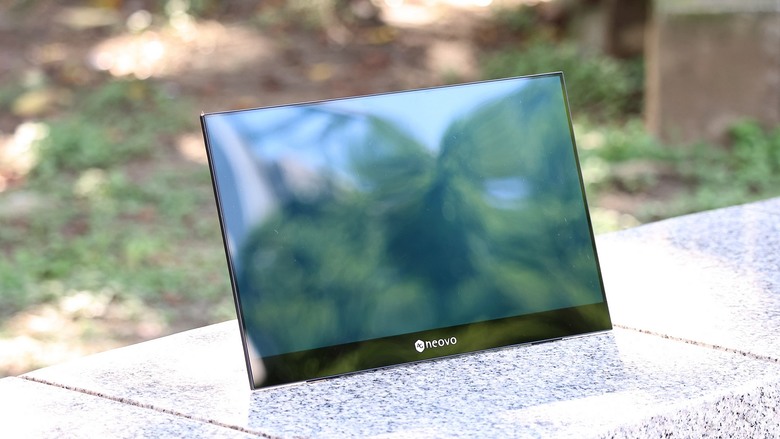 4K OLED 攜帶型螢幕 AG Neovo N1651，高解析度與廣色域兼具