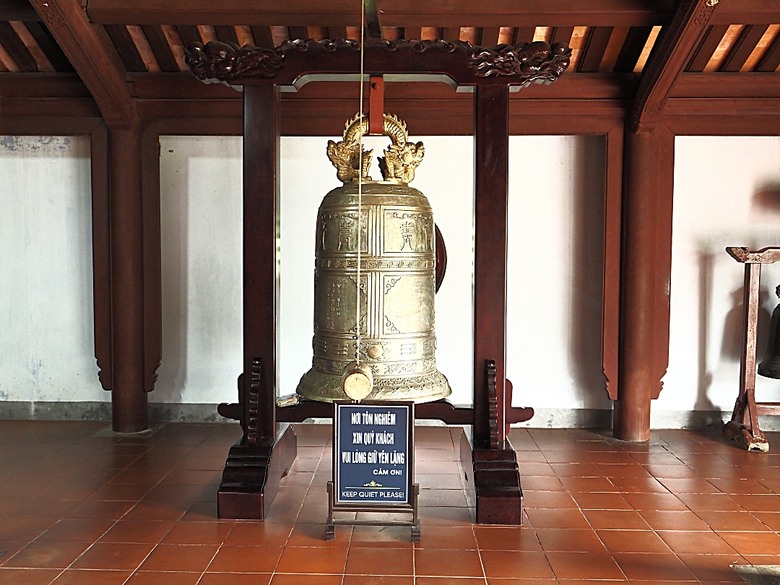 順化皇城(Kinh thành Huế)、啟定皇陵(Lăng Khải Định)、靈姥寺(天姥寺) (Chùa Thiên Mụ)、線香民俗文化村(Incense Village)、皇帝宮廷宴，附掛峴港 AU LAC BEACH海鮮餐廳 — 2025年越南峴港、會安、美山、順化、巴拿山太陽世界六日歷史文化及遊樂園之旅 第五回