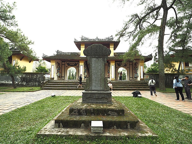 順化皇城(Kinh thành Huế)、啟定皇陵(Lăng Khải Định)、靈姥寺(天姥寺) (Chùa Thiên Mụ)、線香民俗文化村(Incense Village)、皇帝宮廷宴,附掛峴港 AU LAC BEACH海鮮餐廳 — 2025年越南峴港、會安、美山、順化、巴拿山太陽世界六日歷史文化及遊樂園之旅 第五回