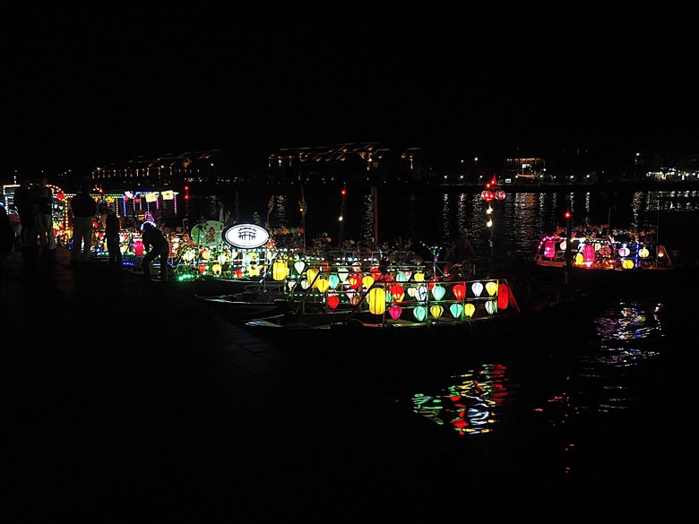 會安古鎮 (來遠橋、Faifo Coffee、華人會館群)、會安夜市、在地美食HOME Hoi An 餐廳、秋盆河乘船放水燈 — 2025年越南峴港、會安、美山、順化、巴拿山 — 聯合國世界文化遺產及遊樂園之六日悠遊 第一回