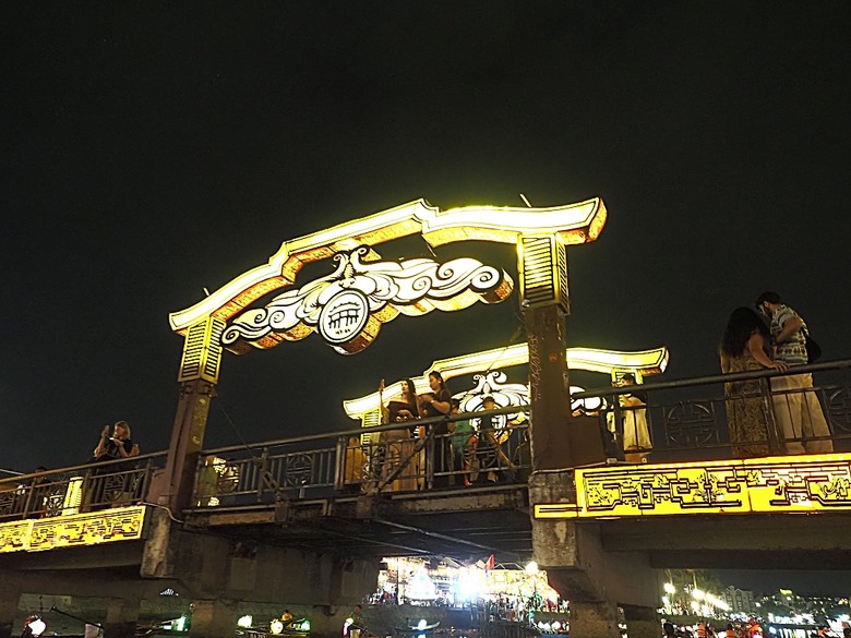 會安古鎮 (來遠橋、Faifo Coffee、華人會館群)、會安夜市、在地美食HOME Hoi An 餐廳、秋盆河乘船放水燈 — 2025年越南峴港、會安、美山、順化、巴拿山 — 聯合國世界文化遺產及遊樂園之六日悠遊 第一回