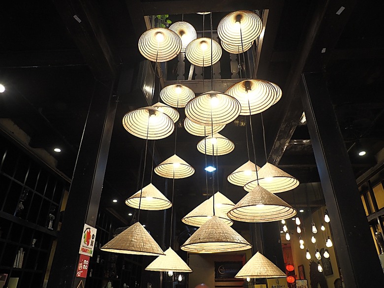 會安古鎮 (來遠橋、Faifo Coffee、華人會館群)、會安夜市、在地美食HOME Hoi An 餐廳、秋盆河乘船放水燈 — 2025年越南峴港、會安、美山、順化、巴拿山 — 聯合國世界文化遺產及遊樂園之六日悠遊 第一回
