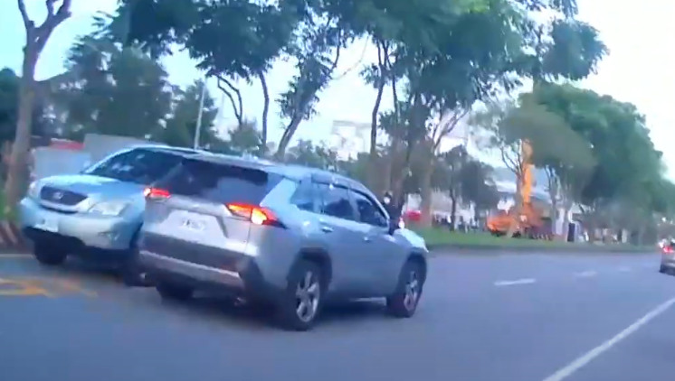 (宜蘭)逆向，汽車，機車。原來是施工單位全責任啦。