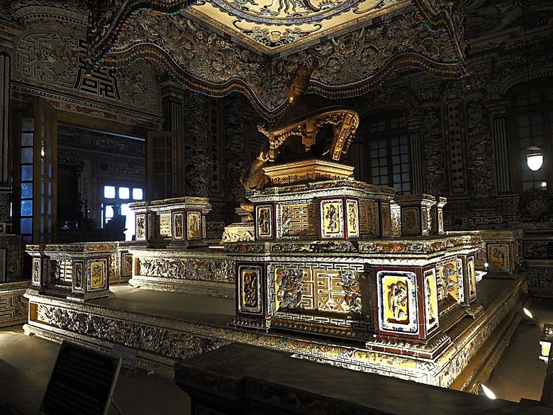 順化皇城(Kinh thành Huế)、啟定皇陵(Lăng Khải Định)、靈姥寺(天姥寺) (Chùa Thiên Mụ)、線香民俗文化村(Incense Village)、皇帝宮廷宴，附掛峴港 AU LAC BEACH海鮮餐廳 — 2025年越南峴港、會安、美山、順化、巴拿山太陽世界六日歷史文化及遊樂園之旅 第五回