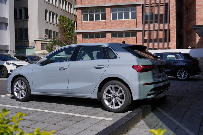 實車分享｜𝐀𝐮𝐝𝐢 𝐀𝟑 𝐒𝐩𝐨𝐫𝐭𝐛𝐚𝐜𝐤 𝟑𝟎 𝐓𝐅𝐒𝐈｜金屬在日落時學會呼吸