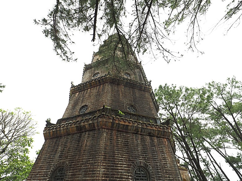 順化皇城(Kinh thành Huế)、啟定皇陵(Lăng Khải Định)、靈姥寺(天姥寺) (Chùa Thiên Mụ)、線香民俗文化村(Incense Village)、皇帝宮廷宴,附掛峴港 AU LAC BEACH海鮮餐廳 — 2025年越南峴港、會安、美山、順化、巴拿山太陽世界六日歷史文化及遊樂園之旅 第五回