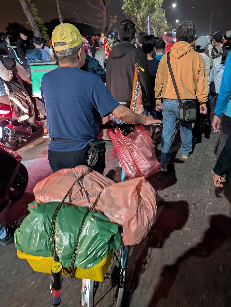 點我看大圖 2025 繞境大白 大甲媽繞境 一起追女神 熱血熬夜12小時