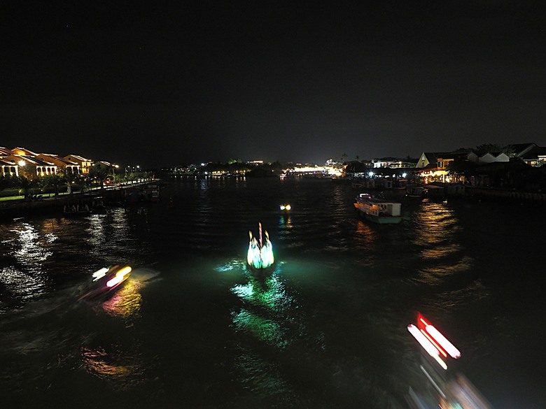 會安古鎮 (來遠橋、Faifo Coffee、華人會館群)、會安夜市、在地美食HOME Hoi An 餐廳、秋盆河乘船放水燈 — 2025年越南峴港、會安、美山、順化、巴拿山 — 聯合國世界文化遺產及遊樂園之六日悠遊 第一回