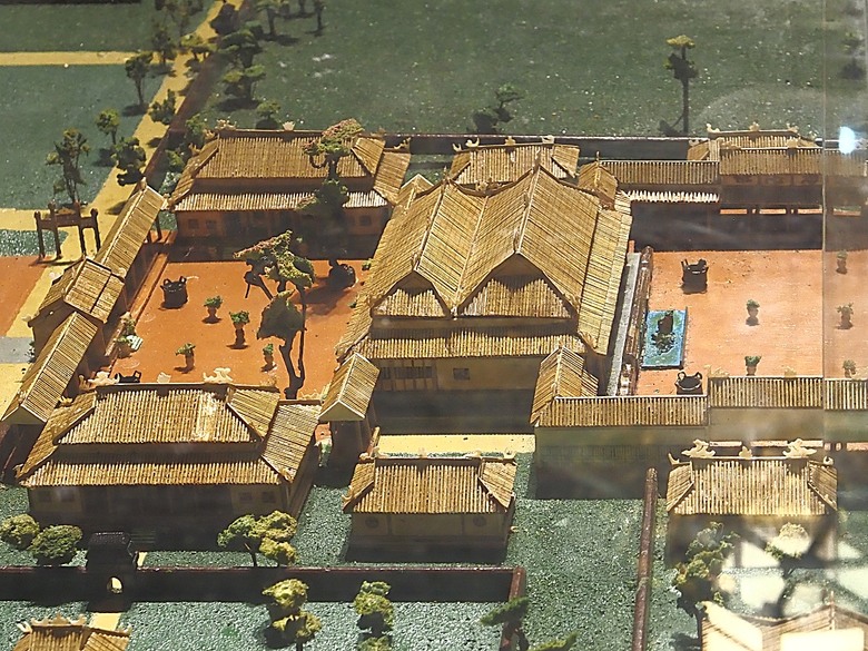 順化皇城(Kinh thành Huế)、啟定皇陵(Lăng Khải Định)、靈姥寺(天姥寺) (Chùa Thiên Mụ)、線香民俗文化村(Incense Village)、皇帝宮廷宴，附掛峴港 AU LAC BEACH海鮮餐廳 — 2025年越南峴港、會安、美山、順化、巴拿山太陽世界六日歷史文化及遊樂園之旅 第五回