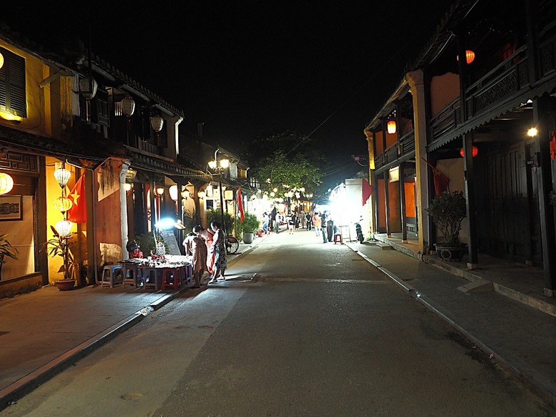 會安古鎮 (來遠橋、Faifo Coffee、華人會館群)、會安夜市、在地美食HOME Hoi An 餐廳、秋盆河乘船放水燈 — 2025年越南峴港、會安、美山、順化、巴拿山 — 聯合國世界文化遺產及遊樂園之六日悠遊 第一回