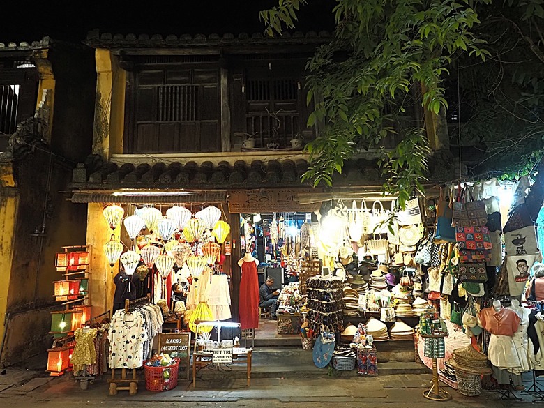 會安古鎮 (來遠橋、Faifo Coffee、華人會館群)、會安夜市、在地美食HOME Hoi An 餐廳、秋盆河乘船放水燈 — 2025年越南峴港、會安、美山、順化、巴拿山 — 聯合國世界文化遺產及遊樂園之六日悠遊 第一回