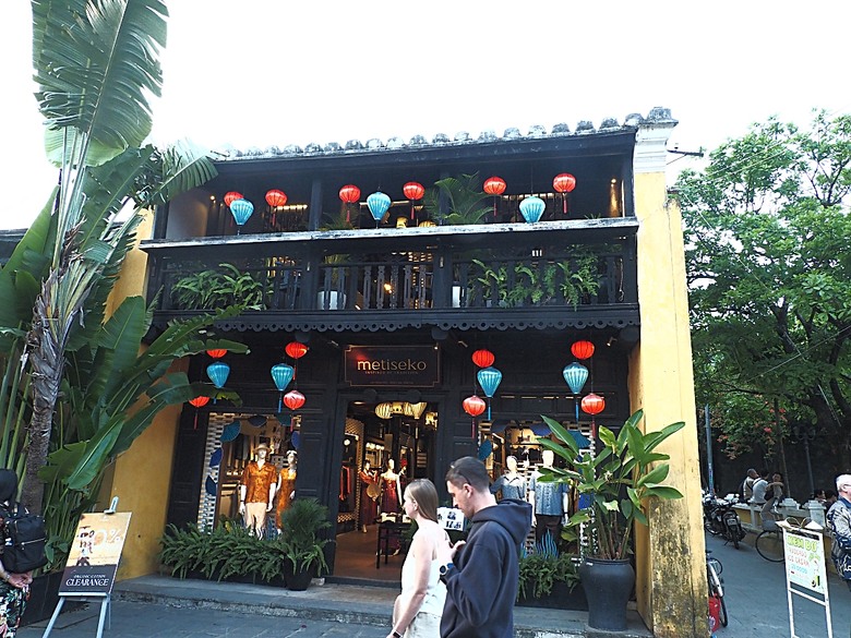 會安古鎮 (來遠橋、Faifo Coffee、華人會館群)、會安夜市、在地美食HOME Hoi An 餐廳、秋盆河乘船放水燈 — 2025年越南峴港、會安、美山、順化、巴拿山 — 聯合國世界文化遺產及遊樂園之六日悠遊 第一回