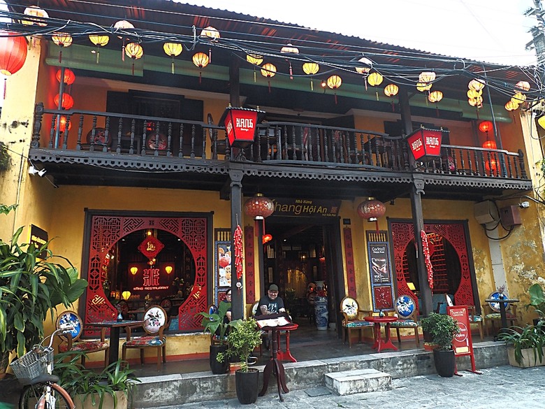 會安古鎮 (來遠橋、Faifo Coffee、華人會館群)、會安夜市、在地美食HOME Hoi An 餐廳、秋盆河乘船放水燈 — 2025年越南峴港、會安、美山、順化、巴拿山 — 聯合國世界文化遺產及遊樂園之六日悠遊 第一回