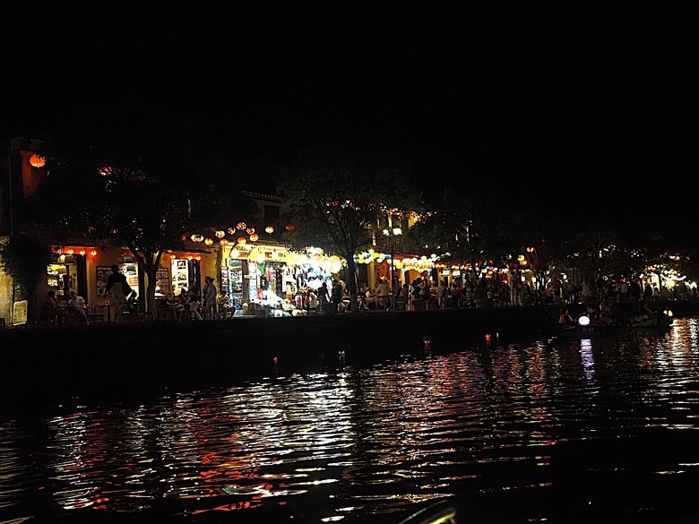 會安古鎮 (來遠橋、Faifo Coffee、華人會館群)、會安夜市、在地美食HOME Hoi An 餐廳、秋盆河乘船放水燈 — 2025年越南峴港、會安、美山、順化、巴拿山 — 聯合國世界文化遺產及遊樂園之六日悠遊 第一回