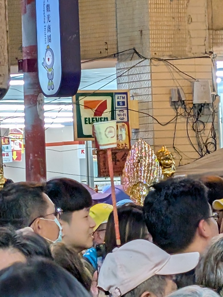 點我看大圖 2025 繞境大白 大甲媽繞境 一起追女神 熱血熬夜12小時