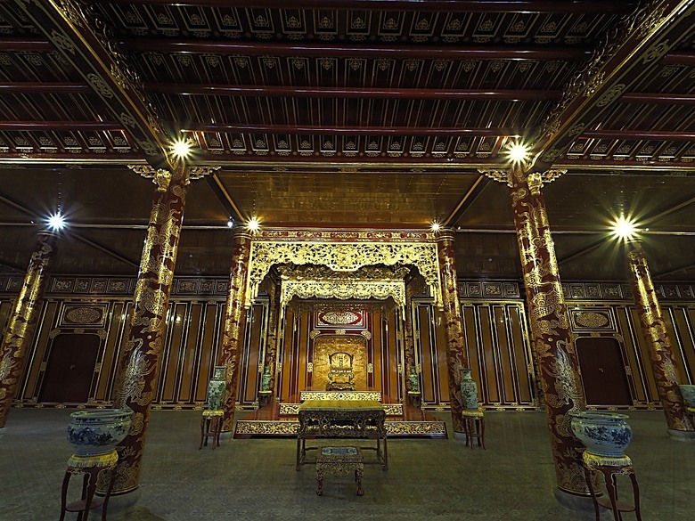 順化皇城(Kinh thành Huế)、啟定皇陵(Lăng Khải Định)、靈姥寺(天姥寺) (Chùa Thiên Mụ)、線香民俗文化村(Incense Village)、皇帝宮廷宴,附掛峴港 AU LAC BEACH海鮮餐廳 — 2025年越南峴港、會安、美山、順化、巴拿山太陽世界六日歷史文化及遊樂園之旅 第五回