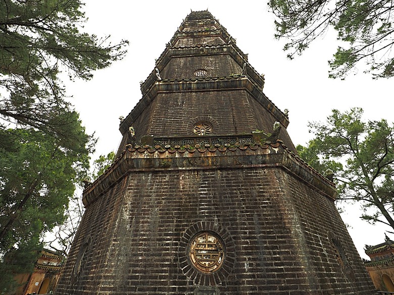 順化皇城(Kinh thành Huế)、啟定皇陵(Lăng Khải Định)、靈姥寺(天姥寺) (Chùa Thiên Mụ)、線香民俗文化村(Incense Village)、皇帝宮廷宴,附掛峴港 AU LAC BEACH海鮮餐廳 — 2025年越南峴港、會安、美山、順化、巴拿山太陽世界六日歷史文化及遊樂園之旅 第五回