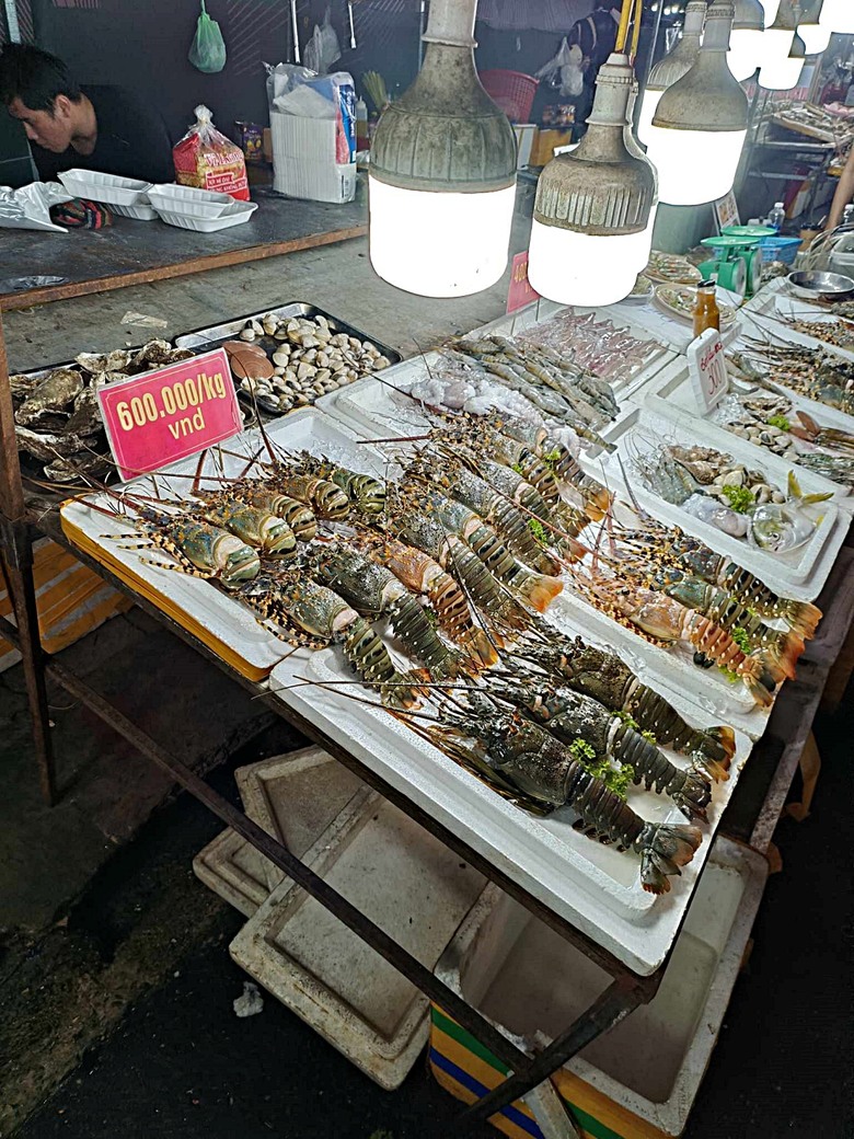 峴港市區 峴港大教堂、峴港博物館、漢市場、SOAN HA換匯、BANH MI越南法國麵包(午餐)、Banh Xeo Ba Tuyet (晚餐) 、SPA和按摩、My Xuan Cruise 遊輪夜遊峴港瀚江、龍橋噴火與山茶夜市、GO! Đà Nẵng量販店 — 2025年越南峴港、會安、美山、順化、巴拿山太陽世界六日歷史文化及遊樂園之旅 第七回
